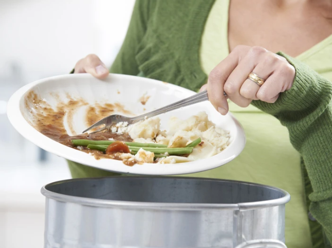 4 loại thức ăn thừa nên vứt đi ngay, tiếc của ăn vào cẩn thận ung thư 'gõ cửa'